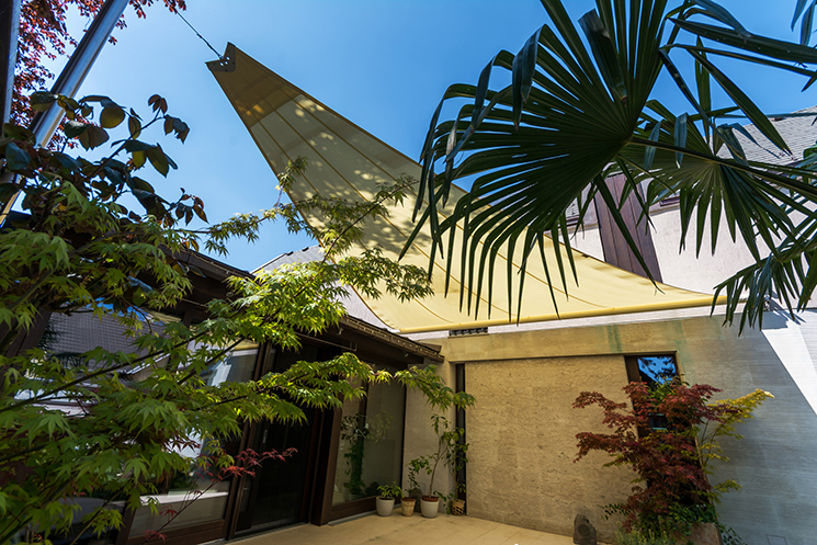 krullung-arnyekolo-teraszarnyekolas-napvitorla-csaladihaz