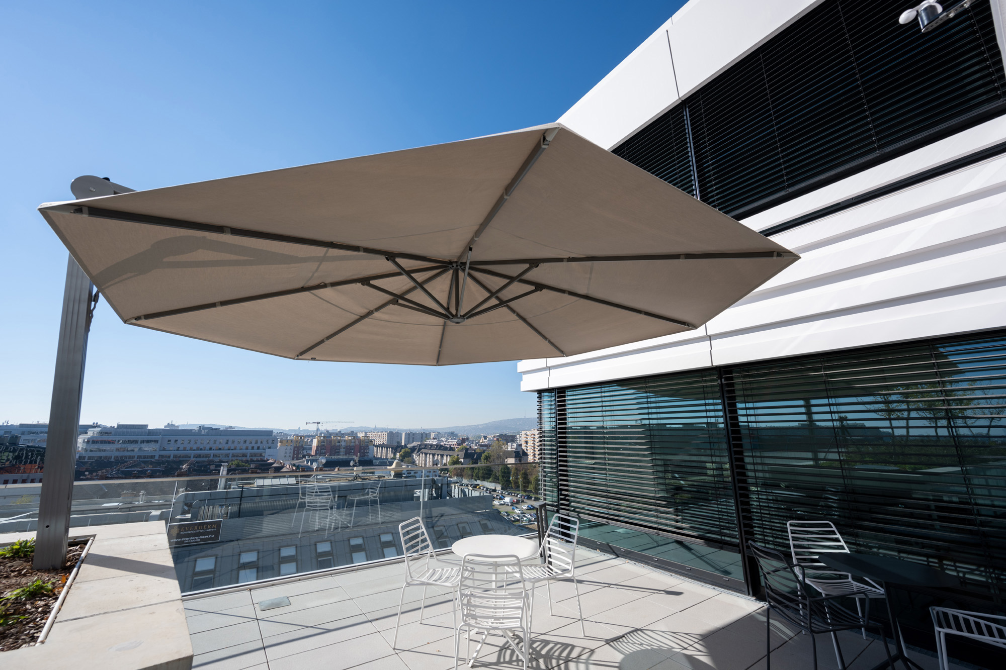 krullung-legyen-minden-belvarosi-irodahaz-tetejen-tetoterasz