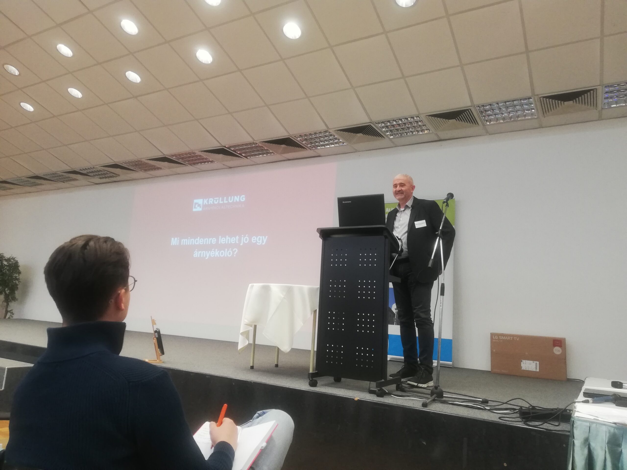 A helyszínre elvitt mintaszerkezetek és működő megoldások segítségével bemutattuk, hogy az árnyékolástechnika milyen fontos szerepet játszhat az energiagazdálkodás, az épületgépészet és az üzemeltetés fenntarthatóbbá tételében.